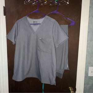 FIGS Heather Grey Scrub Top and Pants Set